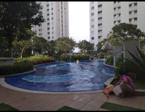 A piscina localizada em Apartemen Educity Pakuwon city Surabaya BACA DESKRIPSI DULU ou nos arredores