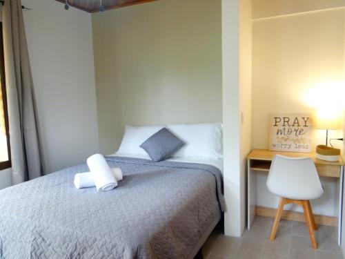 Una cama o camas en una habitación de Airport Green Studio