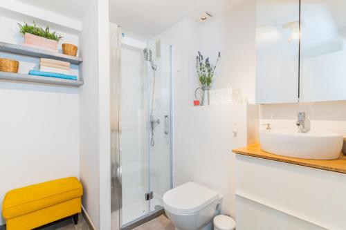 uma casa de banho com um lavatório, um WC e um chuveiro em Skyline Gardens Penthouse em Valência