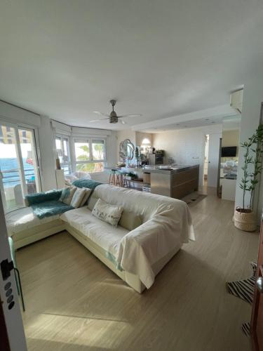 un soggiorno con divano bianco e una cucina di Ocean Views a Almería