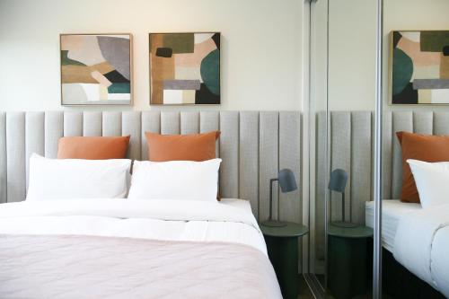 Ένα ή περισσότερα κρεβάτια σε δωμάτιο στο Hilton Executive Apartments