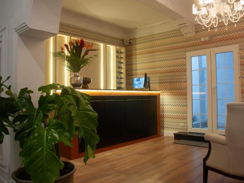- un salon avec une plante et un comptoir dans l'établissement Blu Hotel Boutique, à Lima