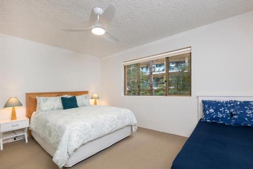 Schlafzimmer mit einem Bett und einem Fenster in der Unterkunft Oceancrest 4 in Forster