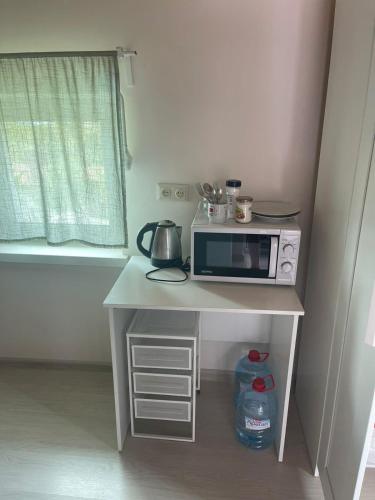 a small table with a microwave on top of it at H&L Coworking and Live in Jrvezh