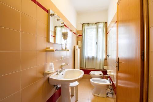 a bathroom with a sink and a toilet at Albergo Ristorante Da Felice in Loria