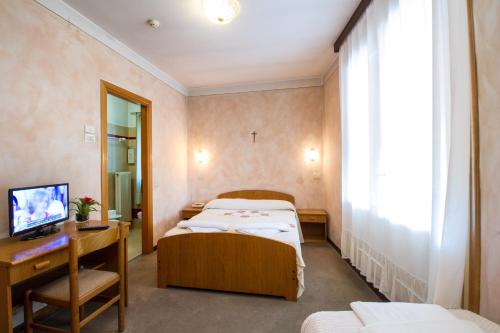 Un pat sau paturi într-o cameră la Albergo Ristorante Da Felice