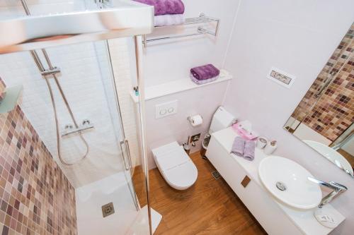 Ένα μπάνιο στο Suites One