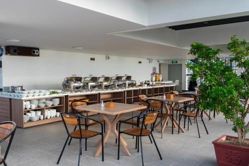 Un restaurante u otro lugar para comer en Tokyo Hotel Phan Rang