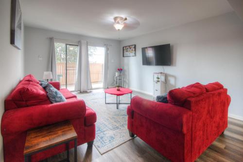 TV a/nebo společenská místnost v ubytování Spacious 3BR, 2BA Condo near Medcenter & NRG