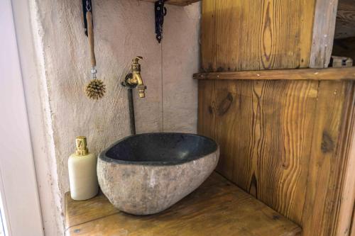 a bathroom with a large stone tub in the corner at Zimmer in Ferienhäusschen am See / Karstädt in Karstädt