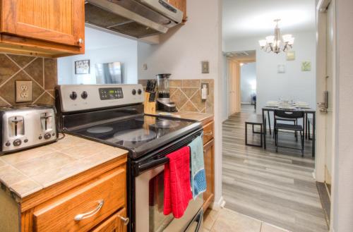 A kitchen or kitchenette at Spacious 3BR, 2BA Condo near Medcenter & NRG