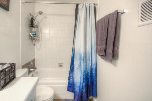 Koupelna v ubytování Spacious 3BR, 2BA Condo near Medcenter & NRG