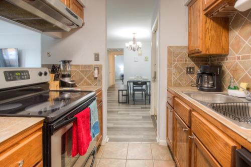 Kuchyň nebo kuchyňský kout v ubytování Spacious 3BR, 2BA Condo near Medcenter & NRG