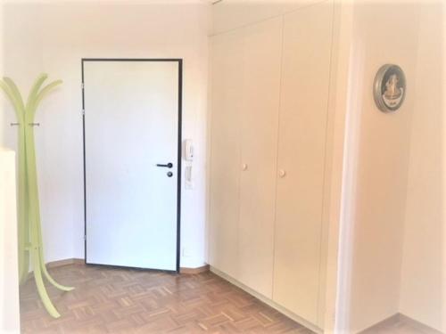 una habitación con una puerta blanca y una planta verde en Apartment with Garden in Nyon, en Nyon