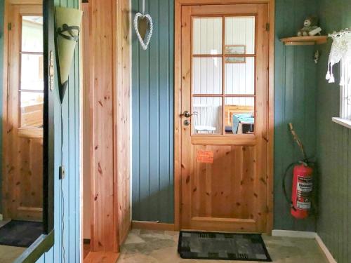 una camera con porta in legno e idrante di Two-Bedroom Holiday home in Digermulen a Digermulen
