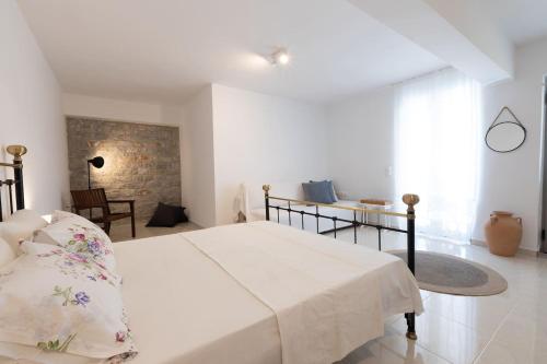 Postel nebo postele na pokoji v ubytování Enada Suite & Olive Farm