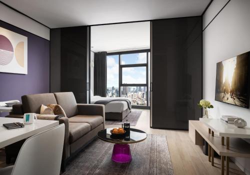 TV a/nebo společenská místnost v ubytování Citadines Flatiron Phnom Penh
