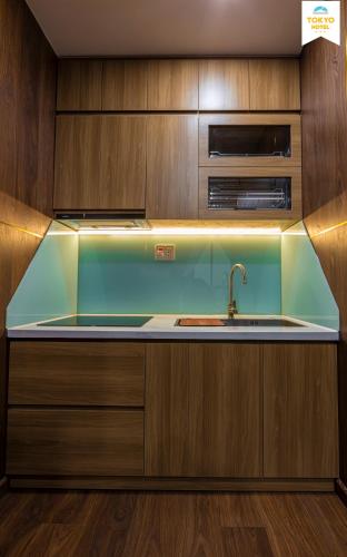 Una cocina o cocineta en Tokyo Hotel Phan Rang