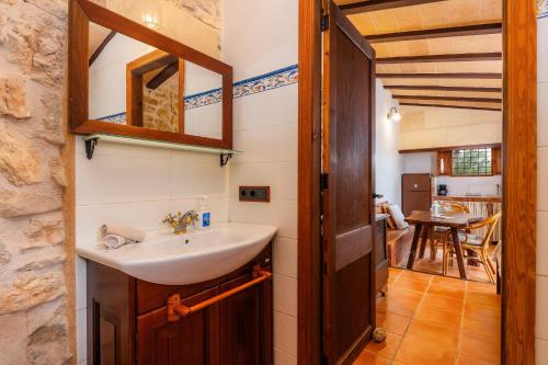 a bathroom with a sink and a mirror at Es Sestador in Petra