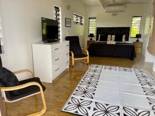 Rarotonga Villas Absolute Beachfrontにあるテレビまたはエンターテインメントセンター