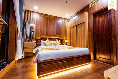 Una cama o camas en una habitación de Tokyo Hotel Phan Rang
