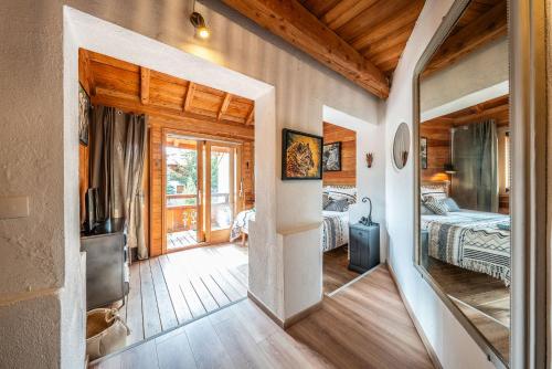 拉薩勒萊阿爾卑斯的住宿－La Gravière，一间卧室配有一张床和一台电视。