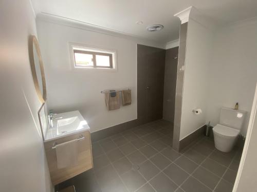 ein Bad mit einem Waschbecken und einem WC in der Unterkunft Perrington Estate in Nyngan