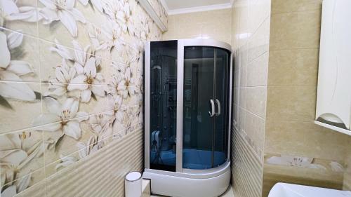 uma casa de banho com um chuveiro com flores na parede em Apartament superb în Chișinău em Chisinau