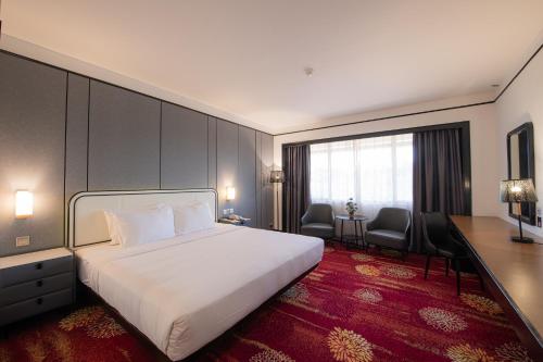 Una cama o camas en una habitación de Sabah Hotel