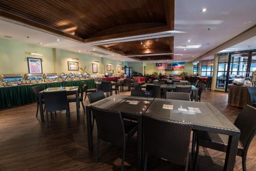 Un restaurante u otro lugar para comer en Sabah Hotel