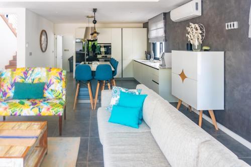 ein Wohnzimmer mit einem Sofa und einer Küche in der Unterkunft Pearl Collection in Grand Baie