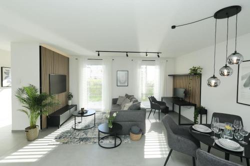 una sala de estar con un sofá y una mesa en TimeTidy III, en Hochheim am Main