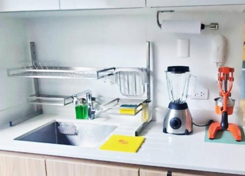 a kitchen counter with a sink and a blender at Modern apartment with concierge in Miraflores in Lima