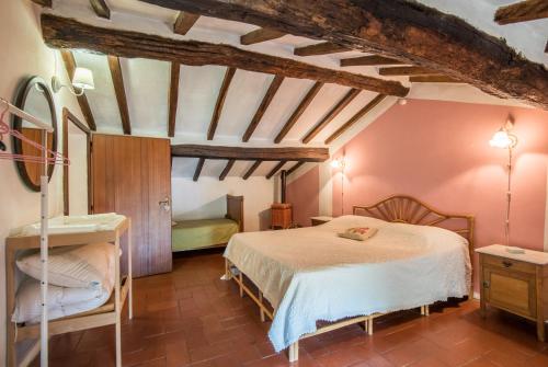 1 dormitorio con 1 cama en una habitación con techos de madera en Lavanda, en Montieri