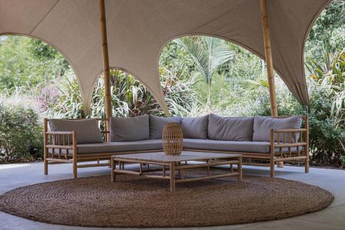 a living room with a couch and two chairs and a table at Layla Glamping in Nir Dawid