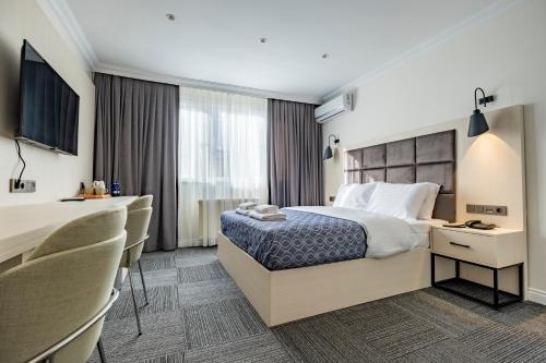 イスタンブールにあるHub Suite Istanbulのベッドとデスクが備わるホテルルームです。