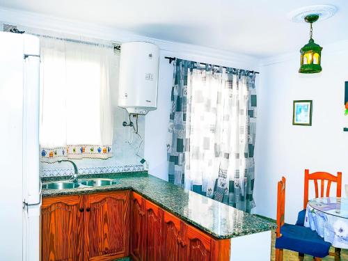 uma cozinha com um lavatório e uma bancada em Apartamento en Conil de la Frontera em Conil de la Frontera