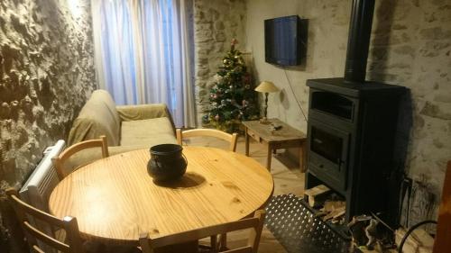 uma sala de estar com uma mesa e uma árvore de Natal em La grange à Goulier em Goulier-et-Olbier