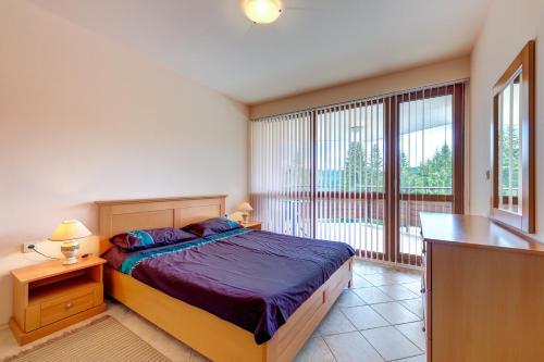 - une chambre avec un lit et une grande fenêtre dans l'établissement Panorama, à Vodata