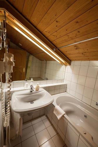 Koupelna v ubytování Landhaus Hubertus