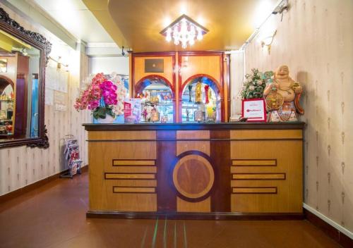 un bar en una tienda con un mostrador en una habitación en Tan Hoang Long Hotel, en Ho Chi Minh