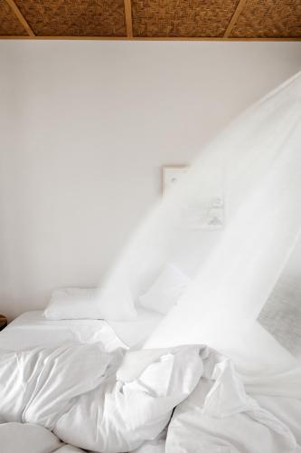 Una cama o camas en una habitación de ALERÓ Seaside Skyros Resort