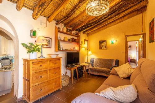 a living room with a couch and a tv at Zarzamora de Rubite in Rubite