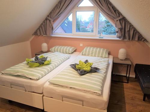 Tempat tidur dalam kamar di Ferienwohnung-Kuestendomizil