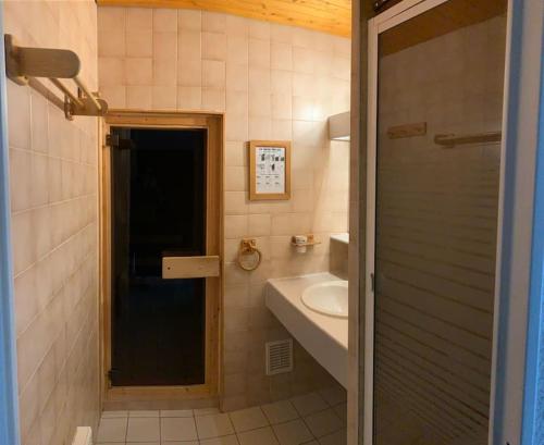 La salle de bains est pourvue d'un lavabo, de toilettes et d'une douche. dans l'établissement Résidence Saboia A29 Clés Blanches Courchevel, à Courchevel
