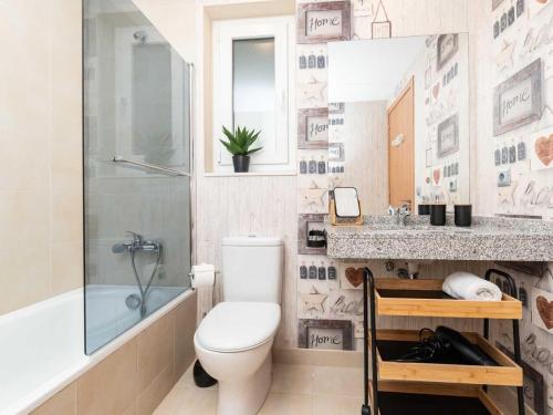 a bathroom with a toilet and a shower and a sink at Increibles Vistas Al Valle De Arinsal NY - A Pie De Pistas - Parking Incluido in Arinsal