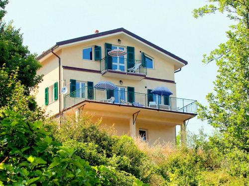 un edificio en la cima de una colina con árboles en Spacious home surrounded by nature en Sesta Godano