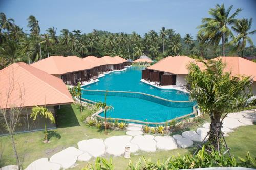 Bazén v ubytování Blue Bay Resort - Access to Pool and Beach-Phuket & Krabi nebo v jeho okolí