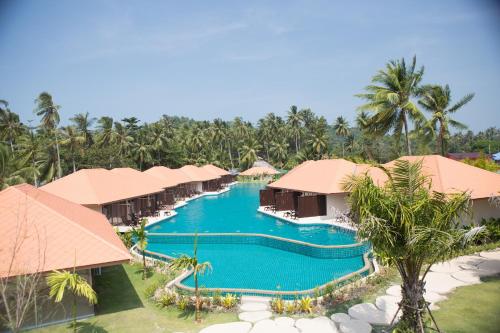Bazén v ubytování Blue Bay Resort - Access to Pool and Beach-Phuket & Krabi nebo v jeho okolí