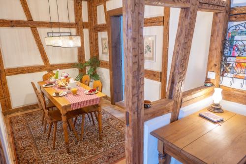 Chez l'Alsacien - Gîte authentique de charme classé 4 étoiles في بار: غرفة طعام مع طاولة وكراسي